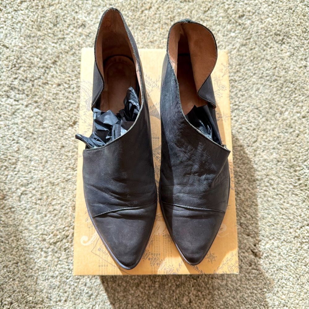 FREE PEOPLE - Royale Flat
Size 39